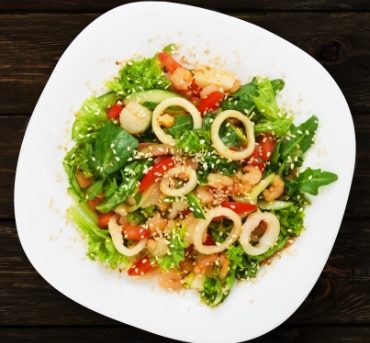 restaurant-food-seafood-salad-with-calamari-P3B2K5R.jpg